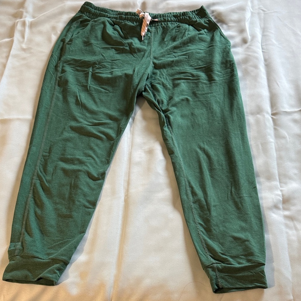 Vuori Green Jogger Pants, size M